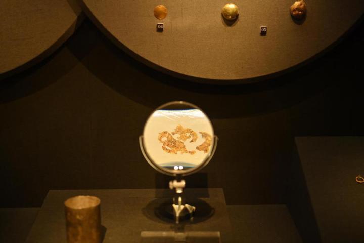 張家川縣馬家塬車輿博物館展陳的馬家塬遺址出土的金飾。李亞龍 攝　
