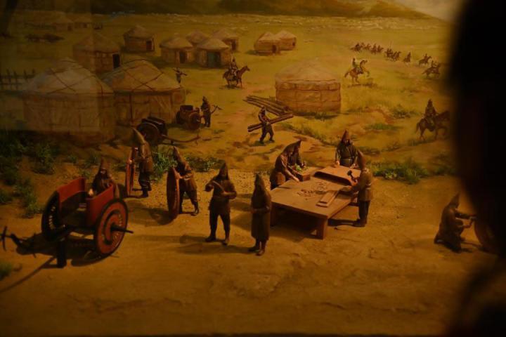 在張家川縣馬家塬車輿博物館展陳的關(guān)于戰(zhàn)國(guó)西戎車輿制作過程的模型。李亞龍 攝