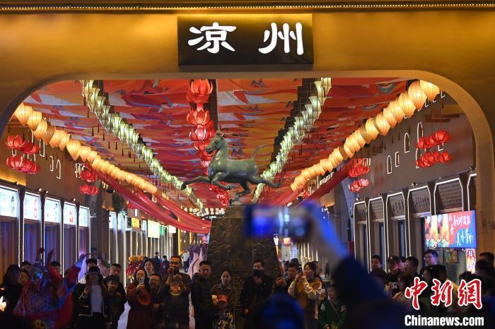 圖為游人拍攝煥然一新亮相的街區(qū)。李亞龍 攝</p><p>