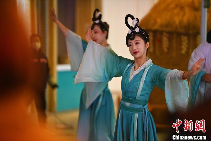 圖為工作人員進(jìn)行舞蹈表演。李亞龍 攝</p><p>