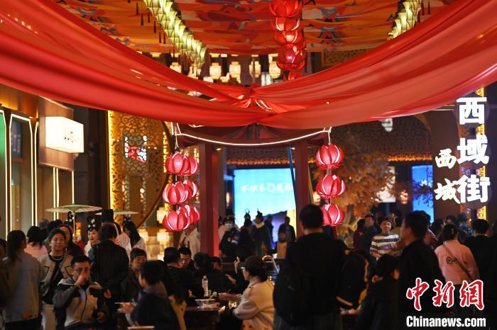 圖為街區(qū)現(xiàn)場(chǎng)游客絡(luò)繹不絕。李亞龍 攝</p><p>