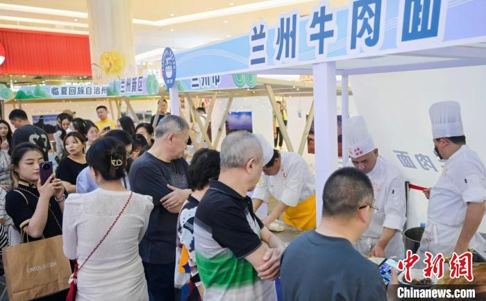 5月11日，“醉美玉如意·感恩幫扶情”甘肅(天津)文創(chuàng)非遺市集和特色美食展示活動在天津舉行。(天津市文旅局供圖)