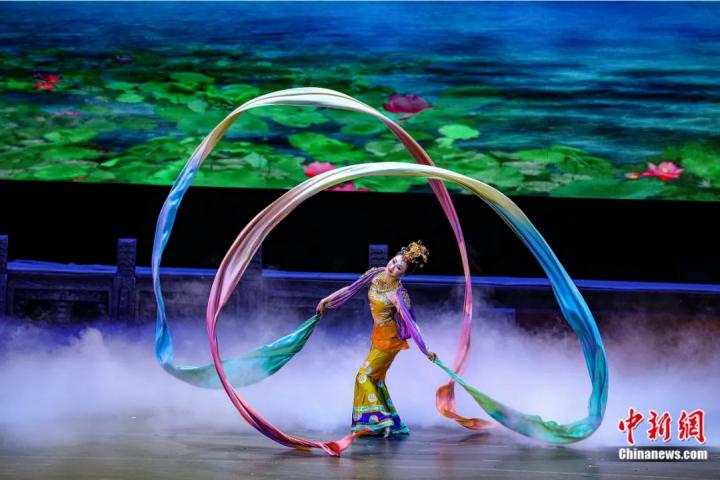 2023年4月17日晚，中國經(jīng)典舞劇《絲路花雨》在澳門百老匯劇場演出。甘肅演藝集團(tuán) 供圖