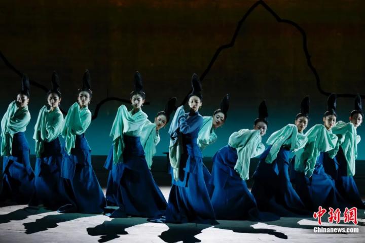 2024年2月29日晚，舞蹈詩劇《只此青綠》在北京上演，多國駐華使節(jié)和國際組織代表前來觀賞。韓海丹 攝