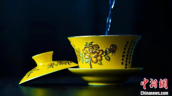 2023年5月，拍攝的臨夏特色茶飲——蓋碗茶。(資料圖)臨夏市融媒體中心供圖