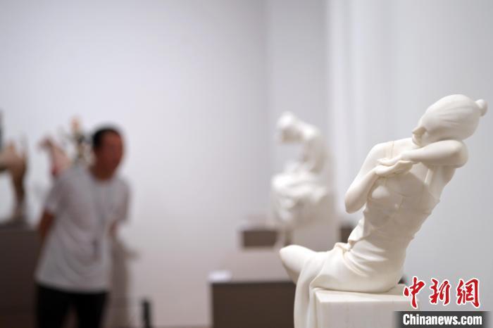 5月21日，在“絲路印跡”雕塑藝術(shù)作品展展出的作品《綺羅香·香》。九美旦增 攝</p>
<p>