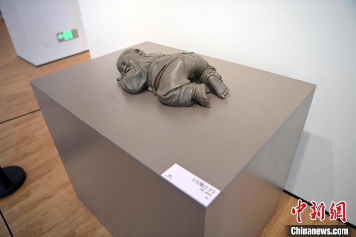 5月21日，在“絲路印跡”雕塑藝術(shù)作品展展出的作品《大地之子》。九美旦增 攝</p>
<p>