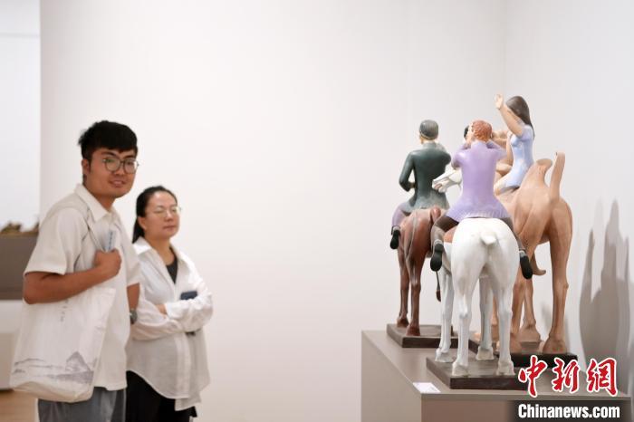 5月21日，觀眾參觀在“絲路印跡”雕塑藝術(shù)作品展展出的雕塑作品《絲路話語》。九美旦增 攝</p>
<p>