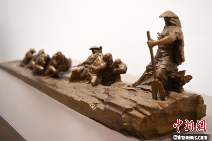 5月21日，在“絲路印跡”雕塑藝術(shù)作品展展出的作品《治水為民·禹德九州》。九美旦增 攝</p>
<p>