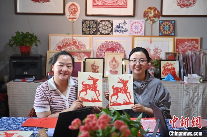 6月6日，在甘肅敦煌青年夜校課程中，青年學(xué)員展示學(xué)習(xí)敦煌非遺剪紙的成果。李亞龍 攝　　