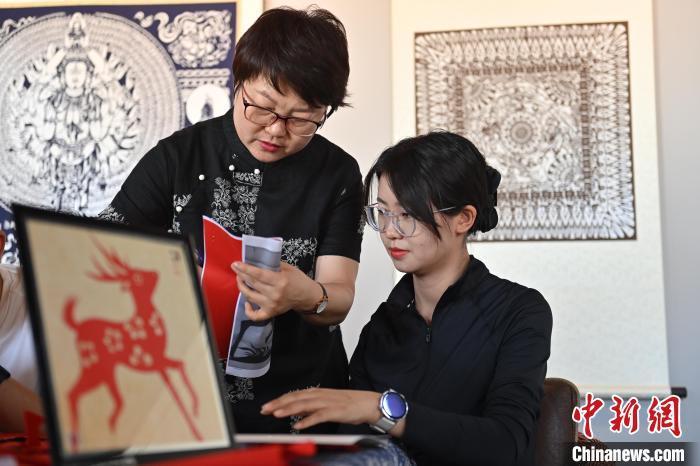 6月6日，在甘肅敦煌青年夜校課程中，青年學(xué)員學(xué)習(xí)敦煌非遺剪紙課程。李亞龍 攝