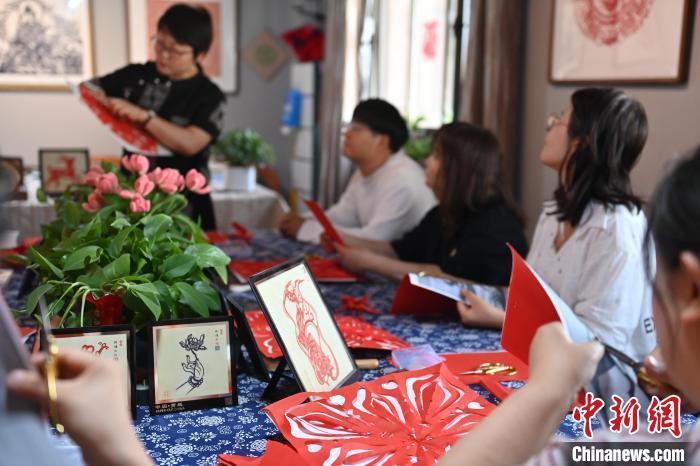 6月6日，在甘肅敦煌青年夜校課程中，青年學(xué)員學(xué)習(xí)敦煌非遺剪紙課程。李亞龍 攝　　