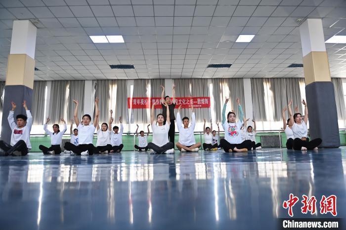 6月6日，在甘肅敦煌青年夜校課程中，青年學(xué)員學(xué)習(xí)敦煌舞課程。李亞龍 攝　　