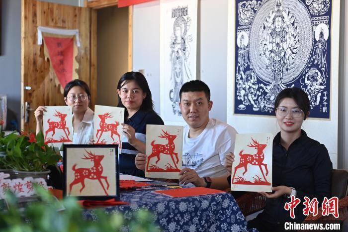 6月6日，在甘肅敦煌青年夜校課程中，青年學(xué)員展示學(xué)習(xí)敦煌非遺剪紙的成果。李亞龍 攝　　