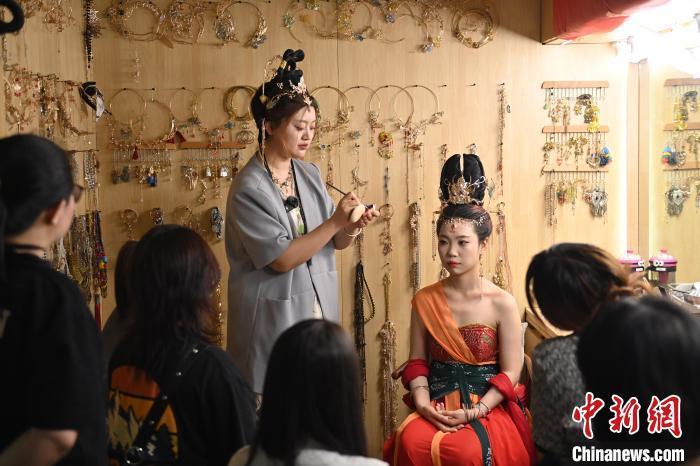 6月6日，在甘肅敦煌青年夜校課程中，青年學(xué)員學(xué)習(xí)敦煌美妝課程。李亞龍 攝