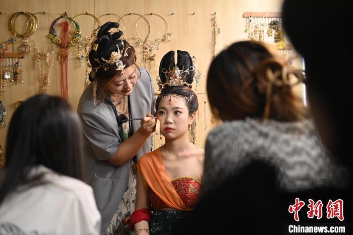 6月6日，在甘肅敦煌青年夜校課程中，青年學(xué)員學(xué)習(xí)敦煌美妝課程。李亞龍 攝　　