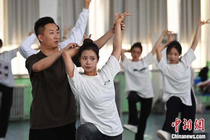 6月6日，在甘肅敦煌青年夜校課程中，青年學(xué)員學(xué)習(xí)敦煌舞課程。李亞龍 攝　　