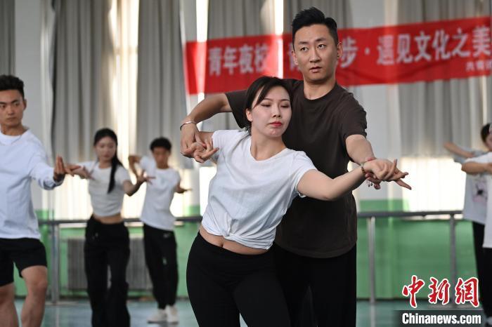 6月6日，在甘肅敦煌青年夜校課程中，學(xué)員學(xué)習(xí)敦煌舞課程。李亞龍 攝　　