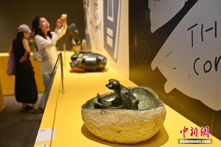 圖為該藝術(shù)展展陳的蛇紋石作品《河馬池》。中新社記者 李亞龍 攝