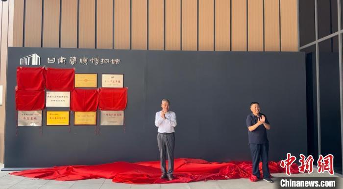 2024年7月15日，中國博物館協(xié)會理事長劉曙光為甘肅簡牘博物館“國家一級博物館”揭牌。高瑩 攝