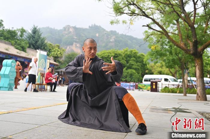 7月14日，甘肅省平?jīng)鍪嗅轻忌骄皡^(qū)內(nèi)，嵩山少林弟子展示武藝。7月13日至14日，“2024年北京體育大學(xué)第十五屆國際武術(shù)比賽交流大會暨首屆崆峒山國際武術(shù)大會”舉行，大會也在崆峒山景區(qū)進(jìn)行問道崆峒、武術(shù)高級研修班、崆峒拜師等系列活動。中新社記者 李亞龍 攝</p>
<p>