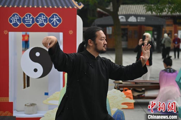 7月14日，甘肅省平?jīng)鍪嗅轻忌骄皡^(qū)內(nèi)，武當(dāng)玄武派傳承人展示武當(dāng)武術(shù)。7月13日至14日，“2024年北京體育大學(xué)第十五屆國際武術(shù)比賽交流大會暨首屆崆峒山國際武術(shù)大會”舉行，大會也在崆峒山景區(qū)進(jìn)行問道崆峒、武術(shù)高級研修班、崆峒拜師等系列活動。中新社記者 李亞龍 攝</p>
<p>