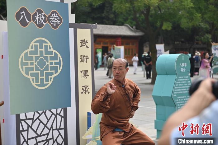 7月14日，甘肅省平?jīng)鍪嗅轻忌骄皡^(qū)內(nèi)，八極拳傳承人展示八極拳。7月13日至14日，“2024年北京體育大學(xué)第十五屆國際武術(shù)比賽交流大會暨首屆崆峒山國際武術(shù)大會”舉行，大會也在崆峒山景區(qū)進(jìn)行問道崆峒、武術(shù)高級研修班、崆峒拜師等系列活動。中新社記者 李亞龍 攝</p>
<p>