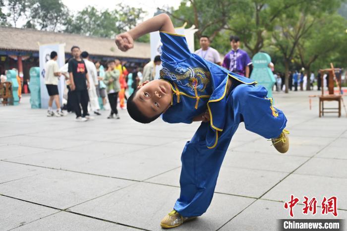 7月14日，甘肅省平?jīng)鍪嗅轻忌骄皡^(qū)內(nèi)，小朋友展示查拳。7月13日至14日，“2024年北京體育大學(xué)第十五屆國際武術(shù)比賽交流大會暨首屆崆峒山國際武術(shù)大會”舉行，大會也在崆峒山景區(qū)進(jìn)行問道崆峒、武術(shù)高級研修班、崆峒拜師等系列活動。中新社記者 李亞龍 攝</p>
<p>