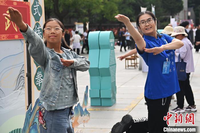 7月14日，甘肅省平?jīng)鍪嗅轻忌骄皡^(qū)內(nèi)，霍氏練手拳傳承人、霍元甲玄孫女霍靜虹(右)教授武術(shù)愛好者霍氏練手拳。7月13日至14日，“2024年北京體育大學(xué)第十五屆國際武術(shù)比賽交流大會暨首屆崆峒山國際武術(shù)大會”舉行，大會也在崆峒山景區(qū)進(jìn)行問道崆峒、武術(shù)高級研修班、崆峒拜師等系列活動。中新社記者 李亞龍 攝</p>
<p>