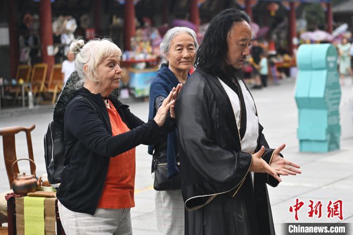 7月14日，甘肅省平?jīng)鍪嗅轻忌骄皡^(qū)內(nèi)，外籍武術(shù)愛好者感受青城武術(shù)。7月13日至14日，“2024年北京體育大學(xué)第十五屆國際武術(shù)比賽交流大會暨首屆崆峒山國際武術(shù)大會”舉行，大會也在崆峒山景區(qū)進(jìn)行問道崆峒、武術(shù)高級研修班、崆峒拜師等系列活動。中新社記者 李亞龍 攝</p>
<p>