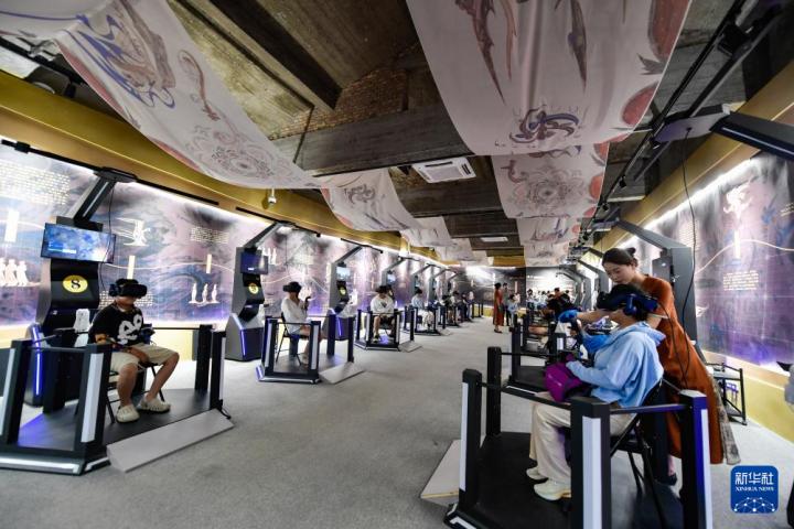 7月22日，游客線下體驗(yàn)“尋境敦煌——數(shù)字敦煌沉浸展”。新華社記者 郎兵兵 攝</p>
<p>