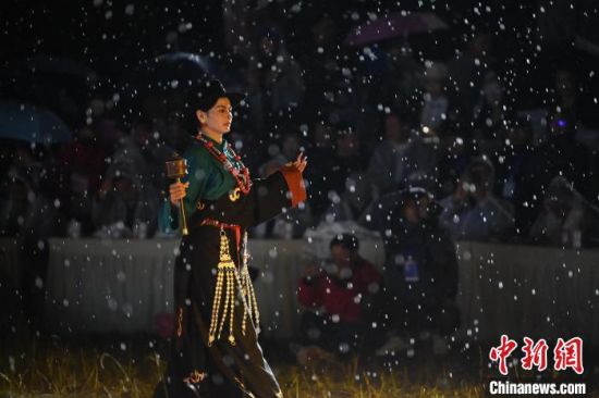 圖為2024年8月6日晚大賽現(xiàn)場模特進行比賽。李亞龍 攝