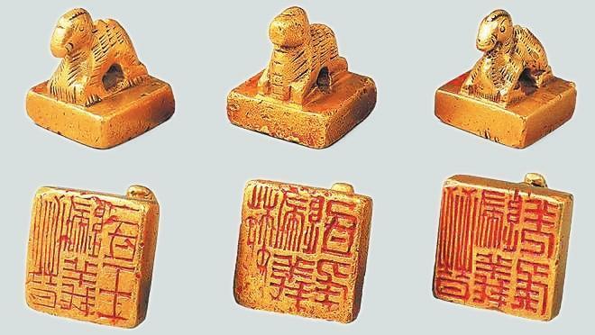 從左至右依次為“晉歸義羌侯”金印、“晉歸義氐王”金印、“魏歸義氐侯”金印