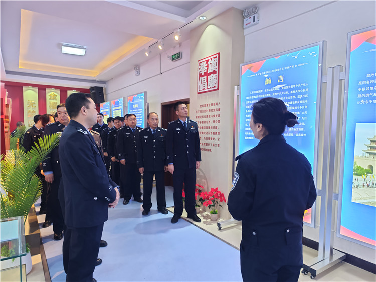 嘉峪關(guān)市公安局明珠路派出所參觀市公安局紀(jì)法廉政警示教育基地。.jpg