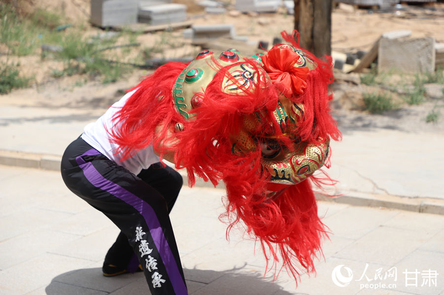 柴宗峰在桃林村展示蘭州北獅風(fēng)采。人民網(wǎng)記者 焦隆攝
